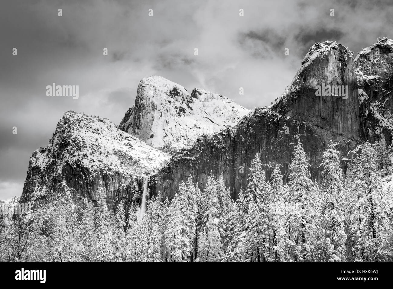 Bridalveil Fall und der schiefe Turm im Winter, Yosemite-Nationalpark, Kalifornien USA Stockfoto