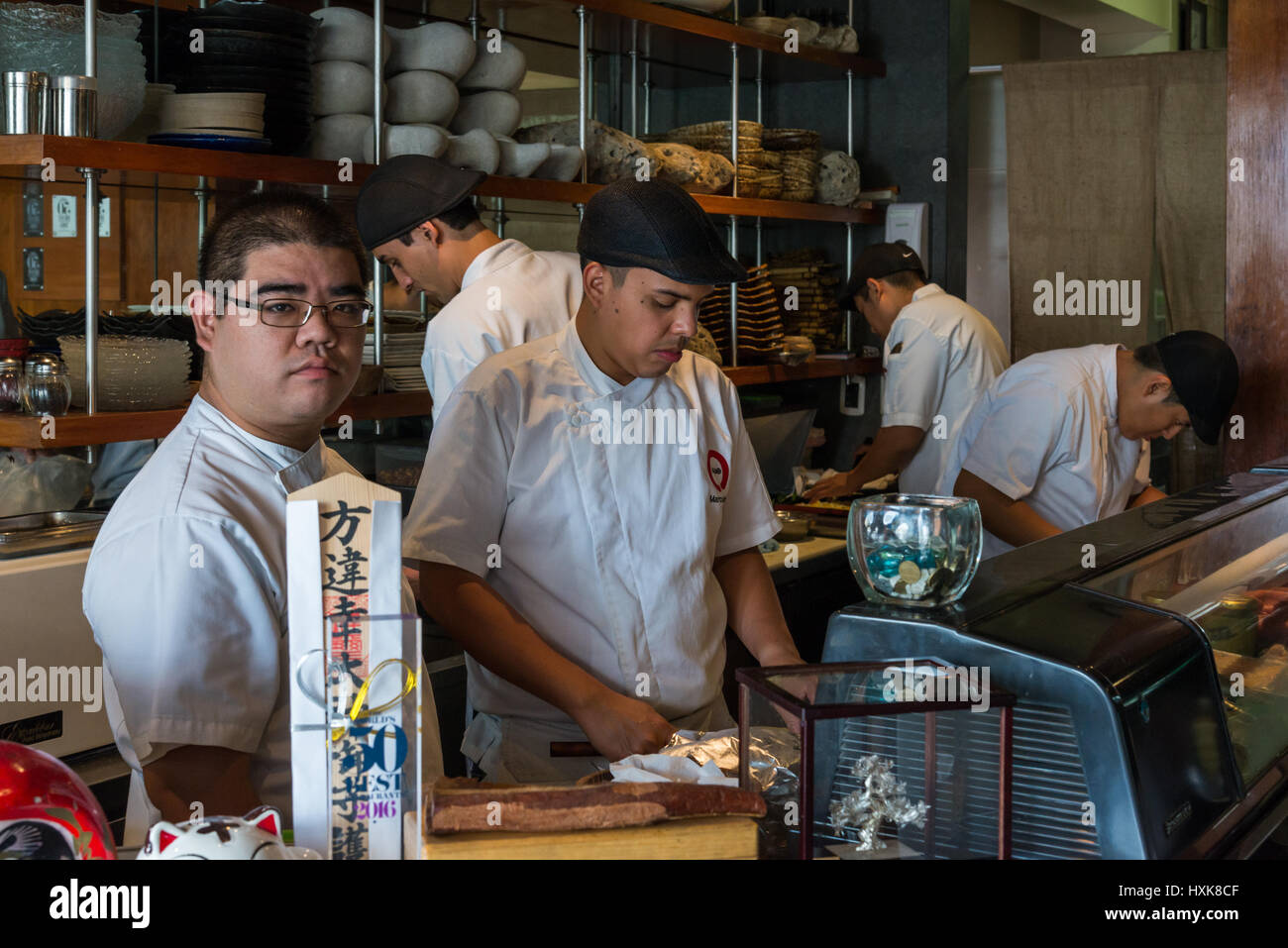 Köche sind hinter Sushi-Bar im Restaurant Maido beschäftigt. Lima, Peru. Stockfoto