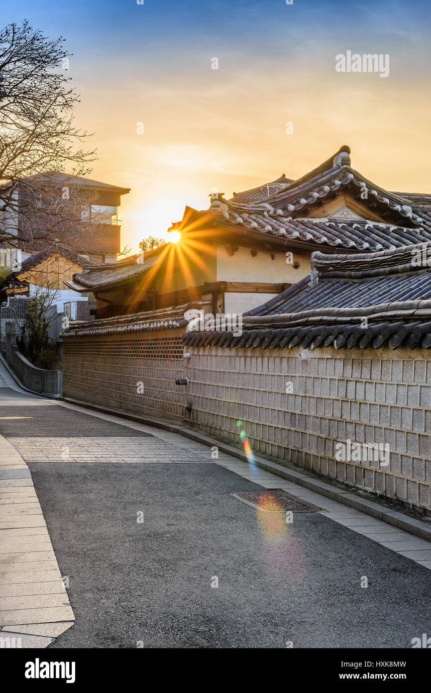 Sonnenaufgang im Bukchon Hanok Village, Seoul, Südkorea Stockfoto