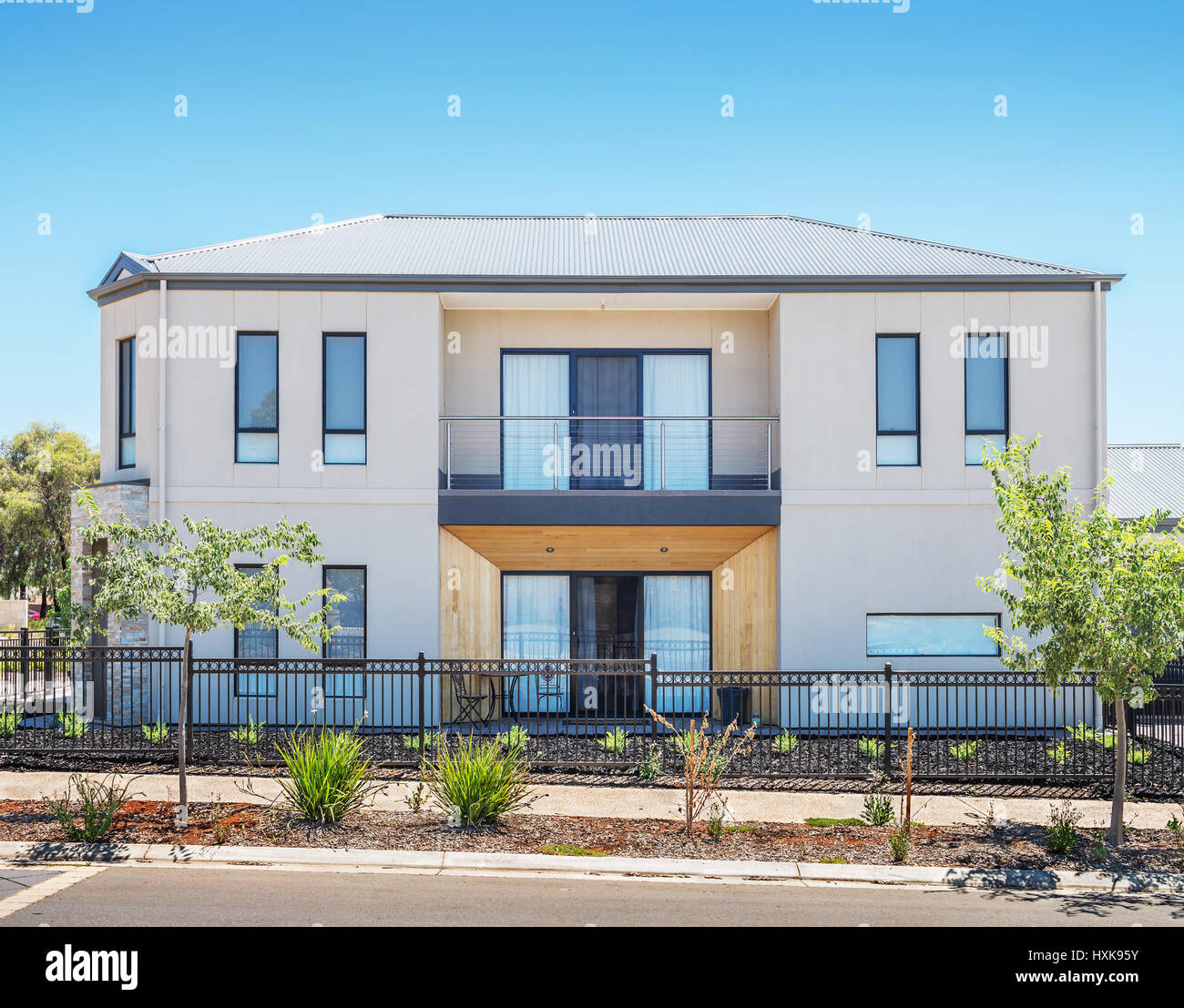 Typische Fassade eines modernen Vorort Stadthauses am Mittag Stockfoto