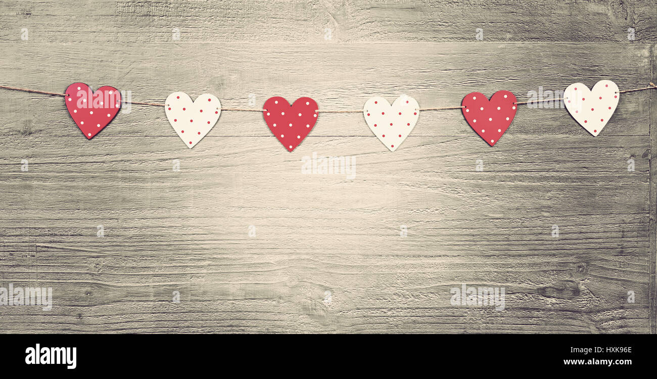 Valentinstag Herzen auf Vintage Holz-Hintergrund als Valentinstag-Symbol. Getönten im Vintage-Stil Stockfoto