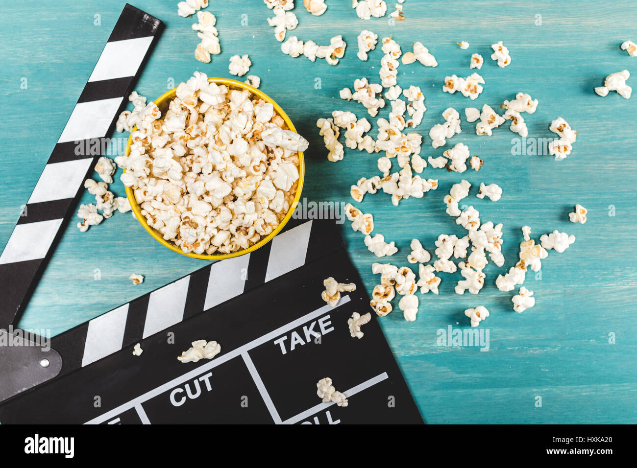 Draufsicht des Popcorn und Film Klöppel auf Holztisch, Movie Time Konzept Stockfoto