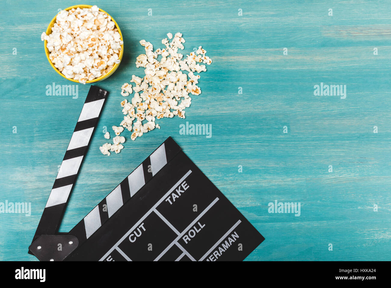 Draufsicht des Popcorn und Film Klöppel auf Holztisch, Movie Time Konzept Stockfoto