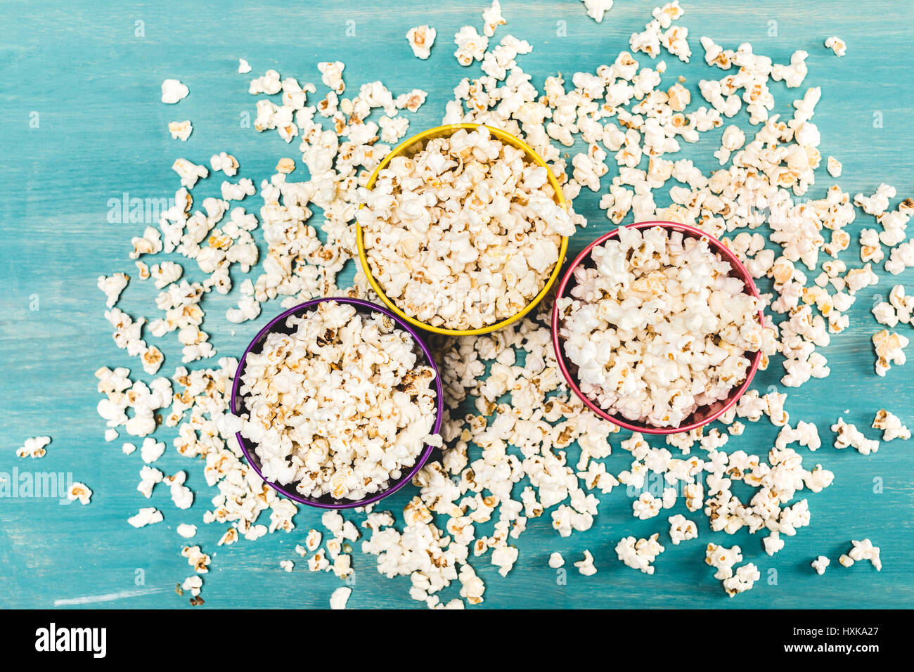 Draufsicht der Popcorn in Schalen auf Holztisch, Movie Time Konzept Stockfoto