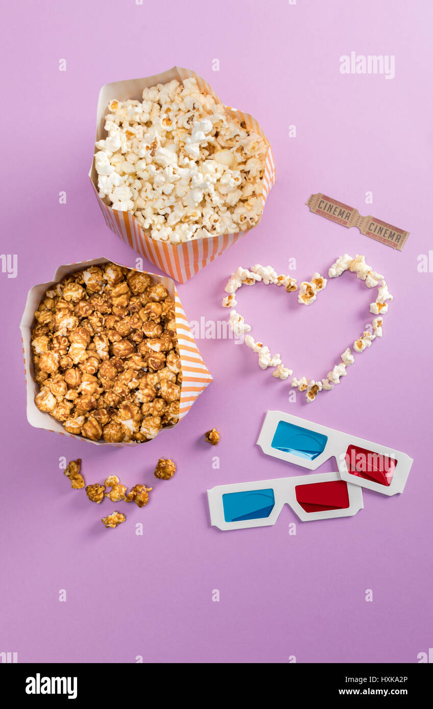 Draufsicht der Popcorn mit Herz-Symbol und 3D Brille mit Kinokarten, Film-Zeit-Konzept Stockfoto