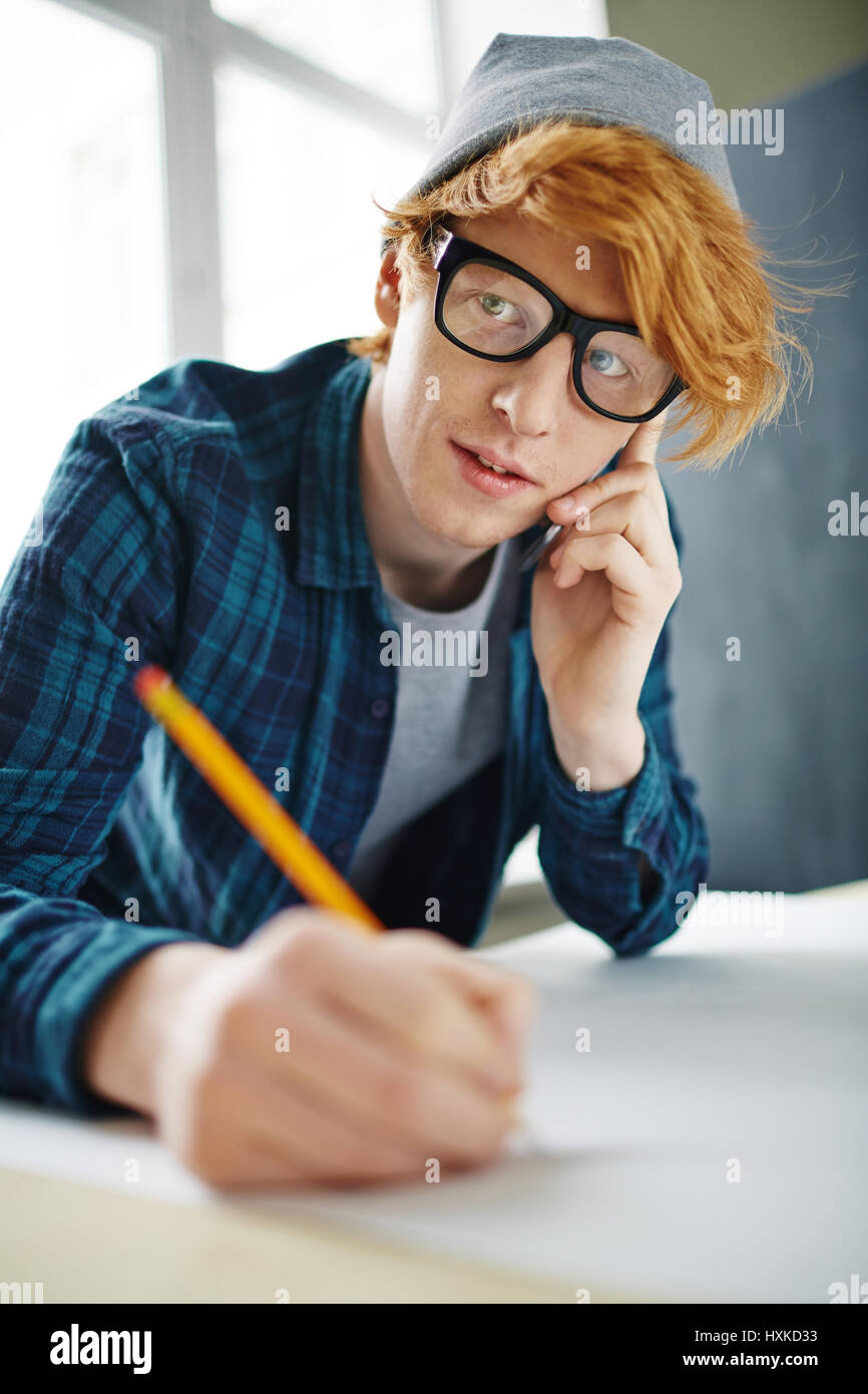 Moderne Ginger Man zeichnen und sprechen am Telefon Stockfoto