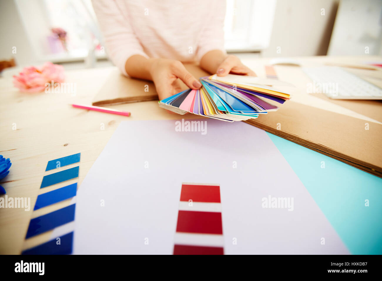 Weibliche Hände mit Farbpalette Stockfoto