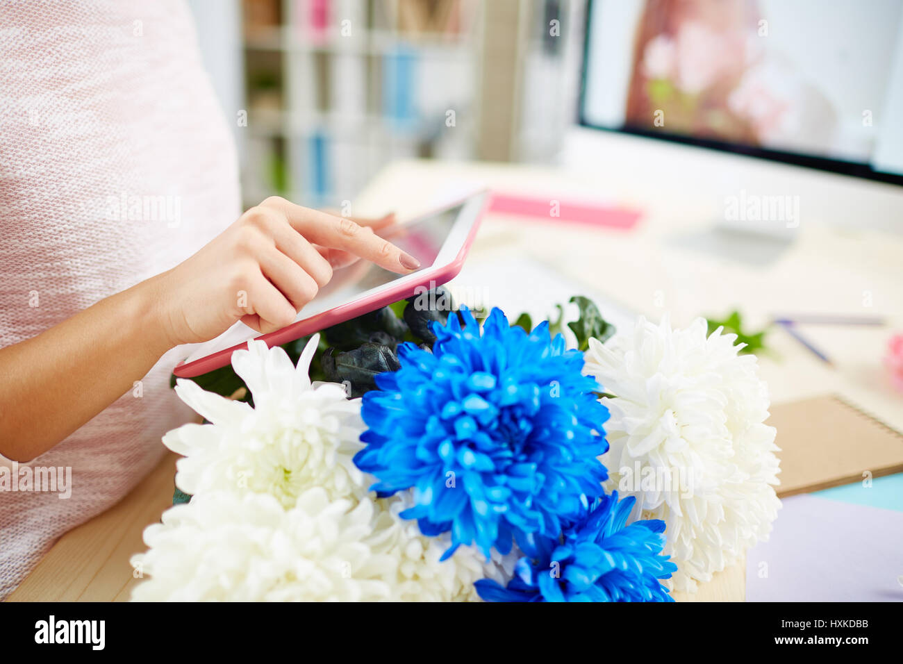 Junge Arbeiter im floralen Designstudio Stockfoto