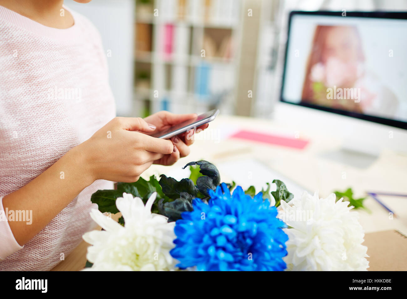 Florist mit smartphone Stockfoto