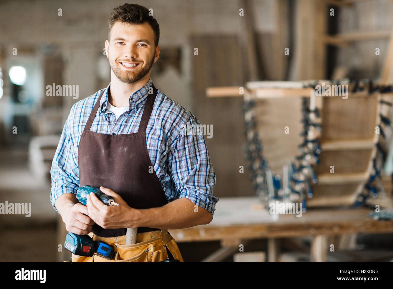 Lächelnd Handwerker mit Bohrmaschine Stockfoto