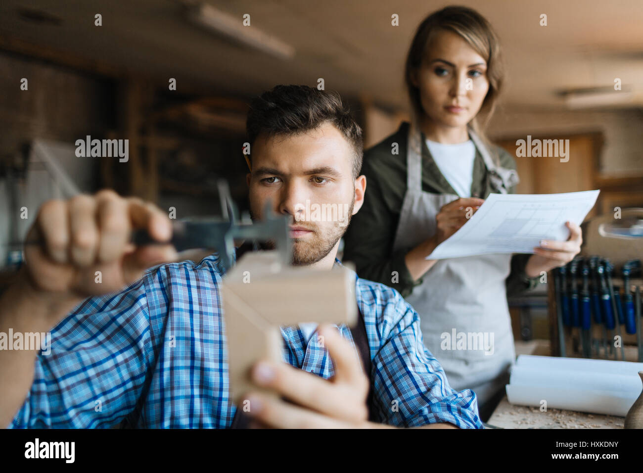 Messung der Breite mit Vernier Bremssattel Stockfoto