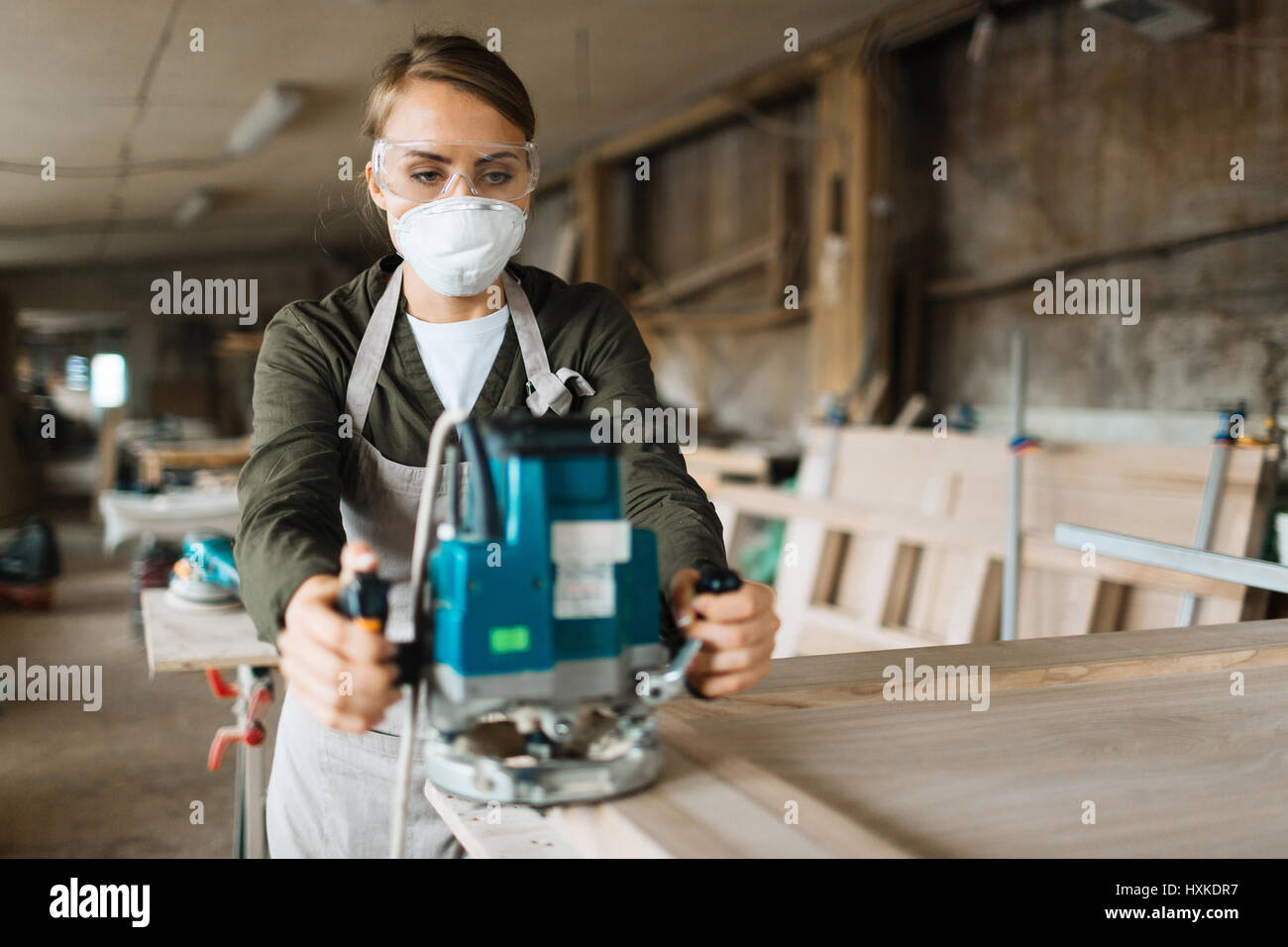 Üben auf hölzernen Werkstück Schleifen Stockfoto