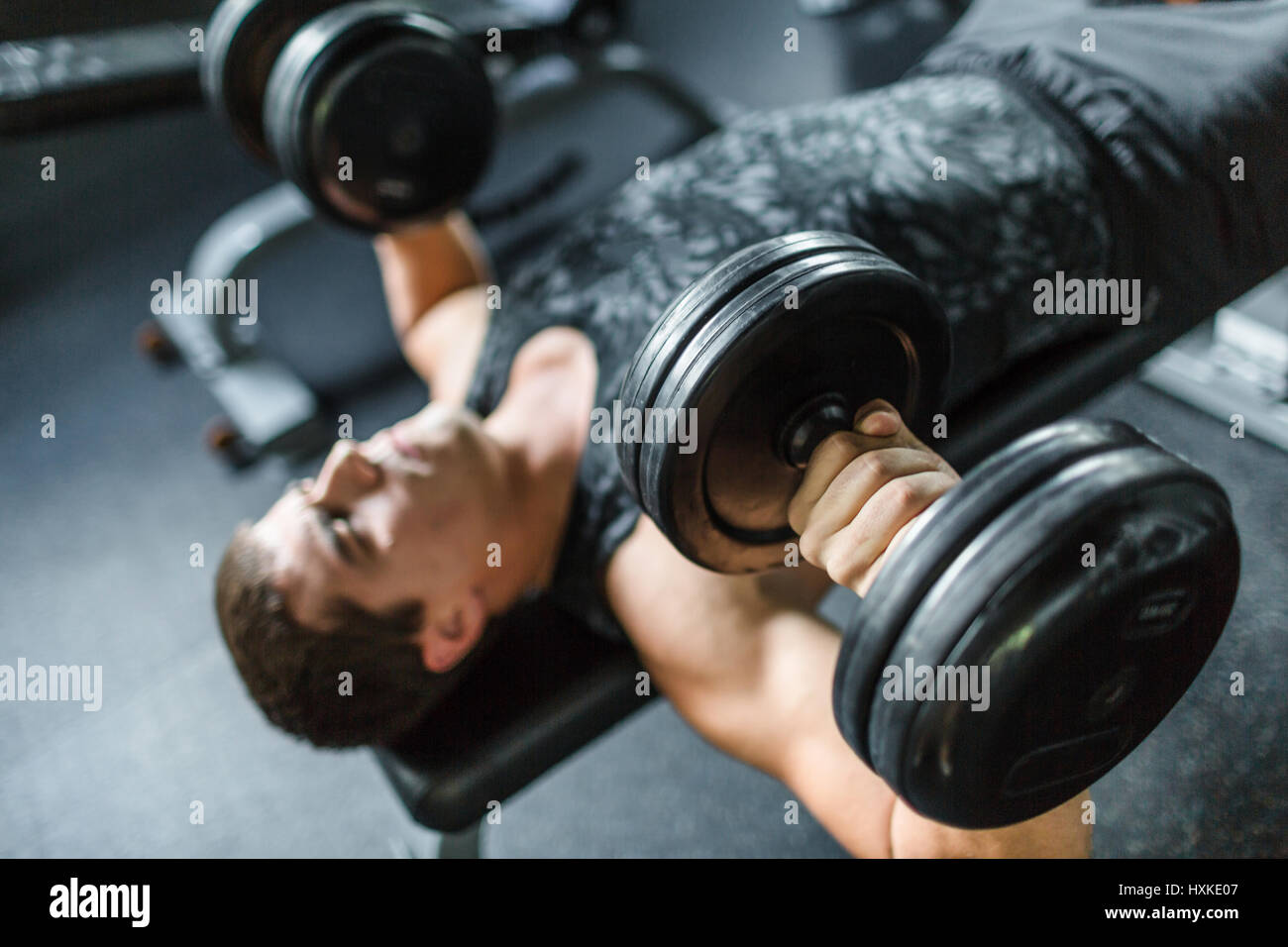 Starker Mann tun Bankdrücken im Fitness-Studio Stockfoto