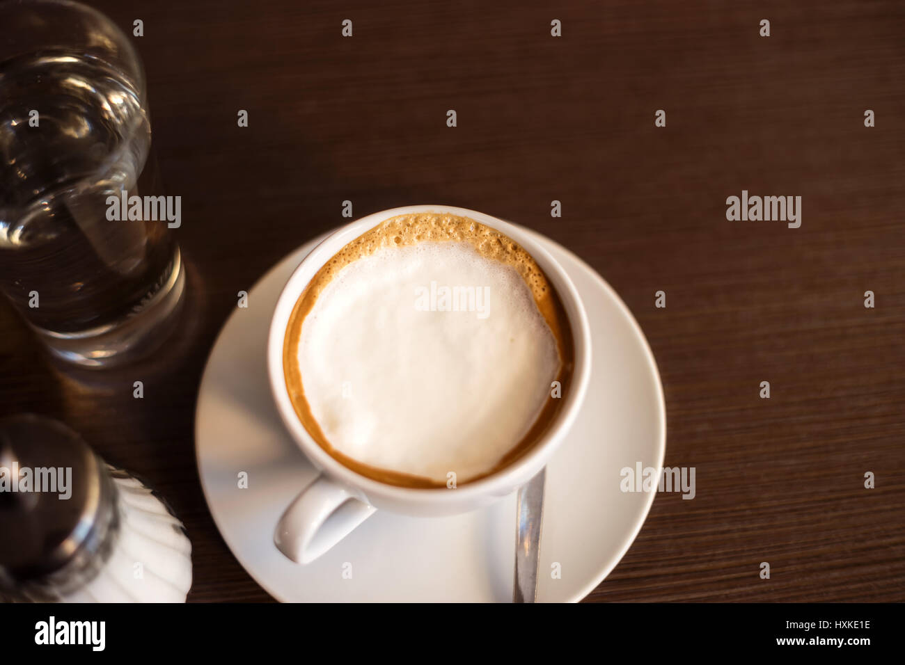 Tasse Latte auf Holztisch Stockfoto