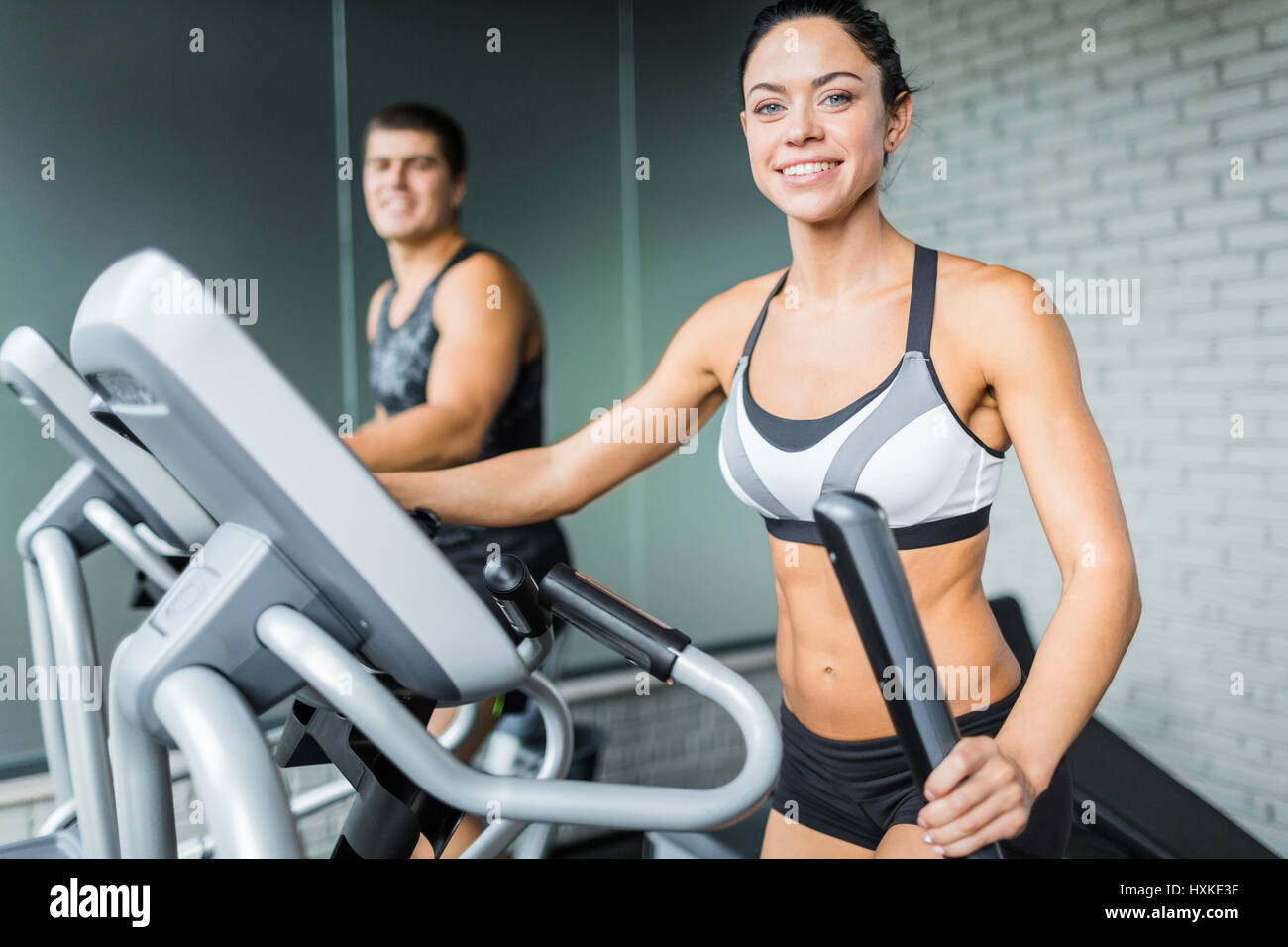 Fitness zu zweit mit Maschinen im Fitness-Studio Stockfoto