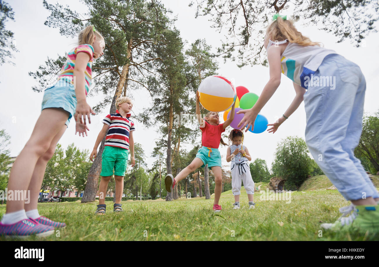 Kinder spielen im freien Stockfoto