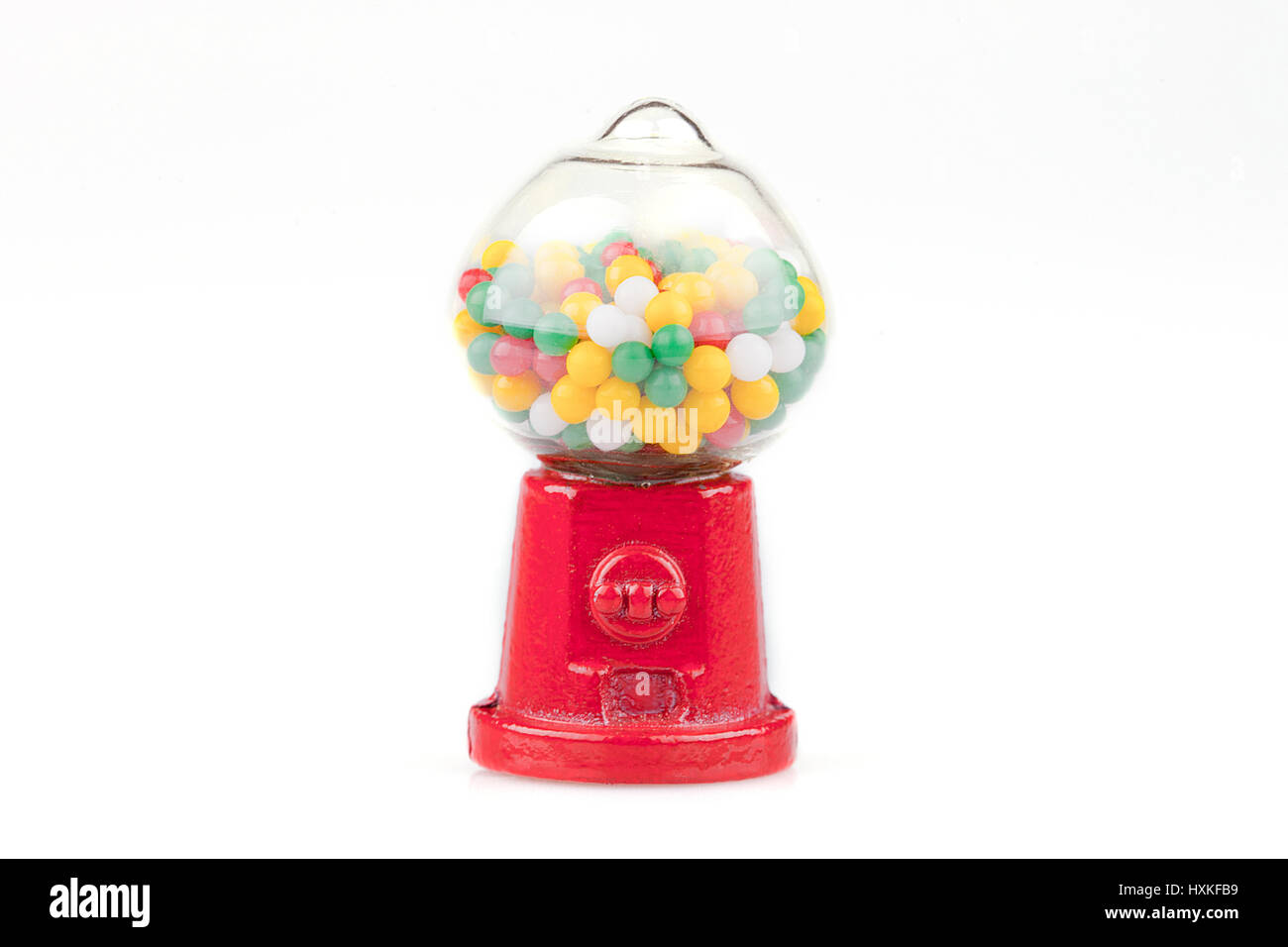 Weinlese-Miniatur-rote Gumball Maschine isoliert auf weißem Hintergrund. Stockfoto