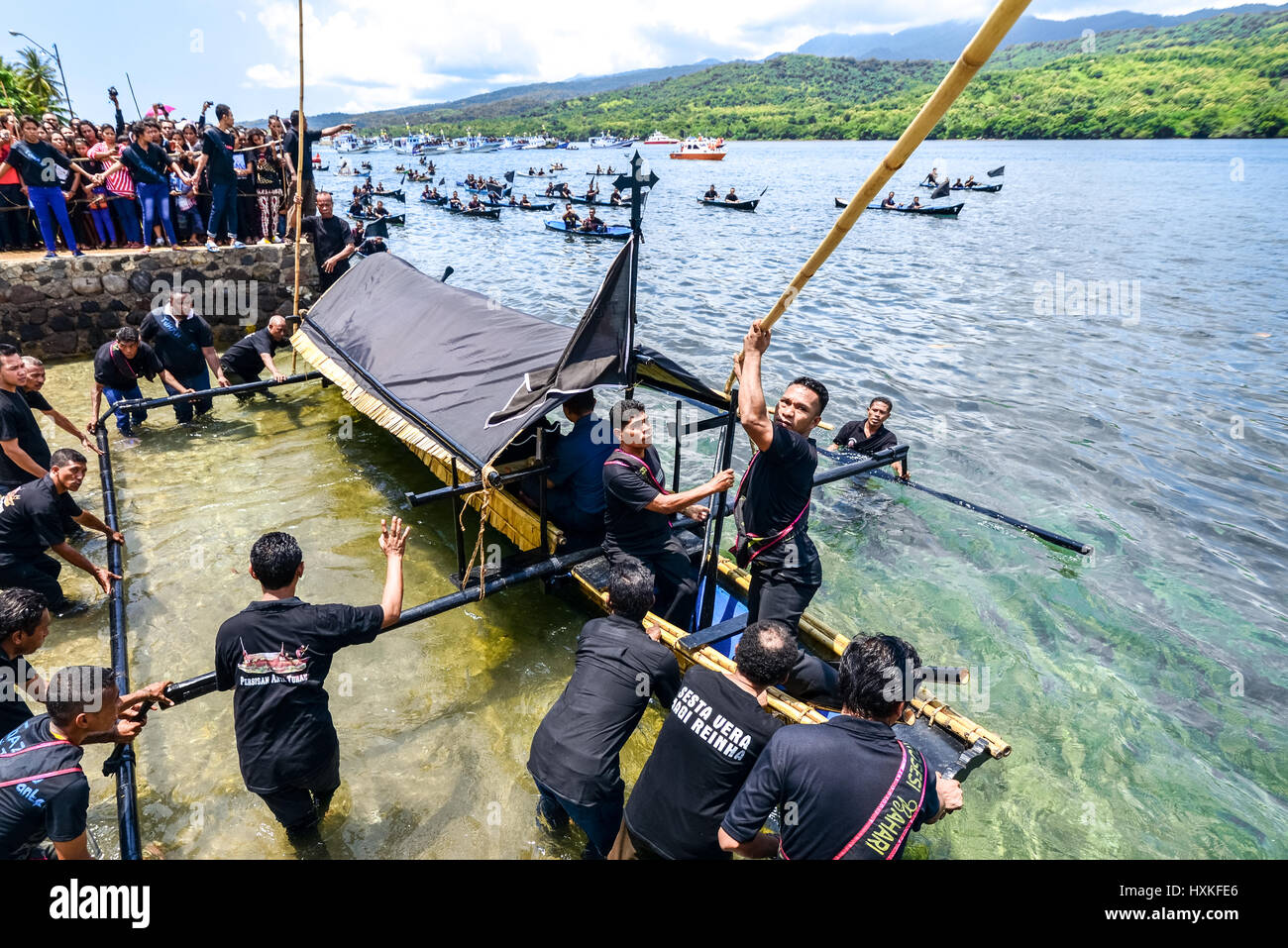 Tuan Meninu Kapelle Gemeinde Beginn der Seeprozession während Semana Santa Feier in Larantuka, Indonesien. Stockfoto