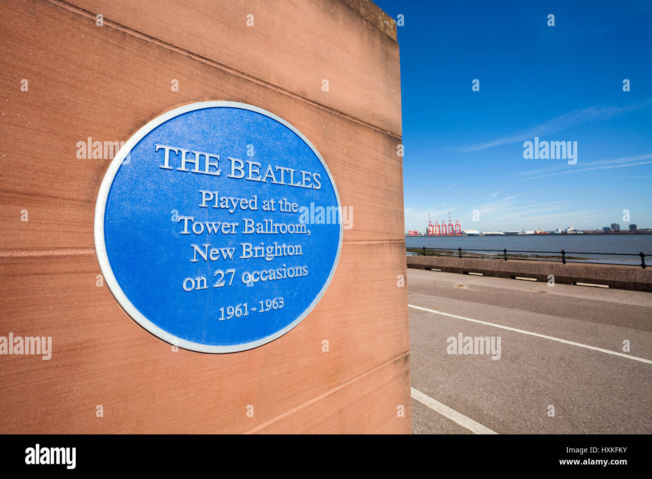 Plakette an der New Brighton Promenade, auf der die zahlreichen Auftritte der Beatles im Tower Ballroom in den frühen sechziger Jahren zu sehen sind Stockfoto