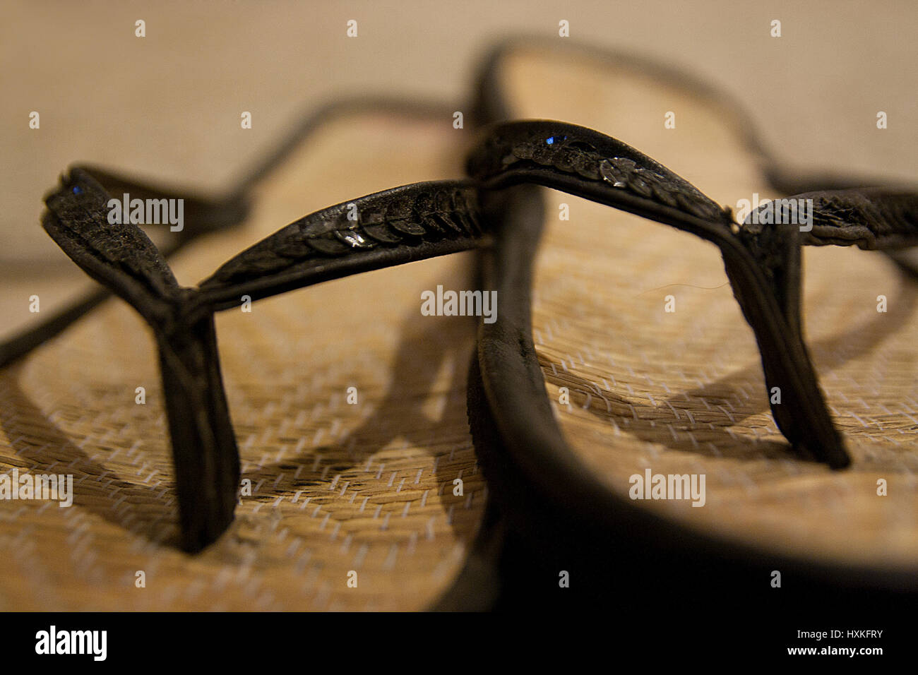 Ein paar Banboo flip Flops bereit für den Sommer. Stockfoto