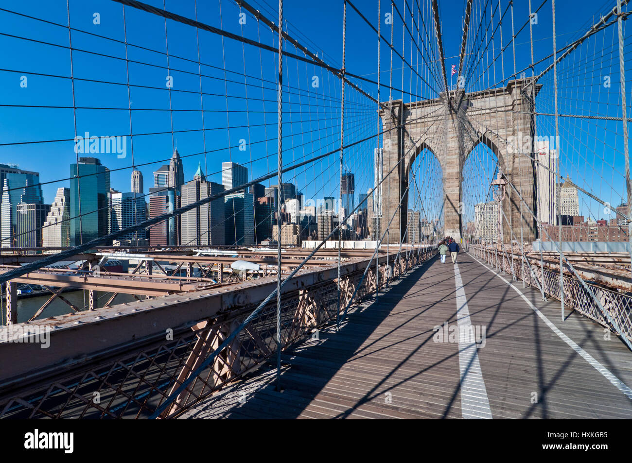 New York, USA – 18. November 2011: Menschen crossing Brooklynbridge in New York City am 18. November 2011, der ältesten Hängebrücken in den USA Stockfoto