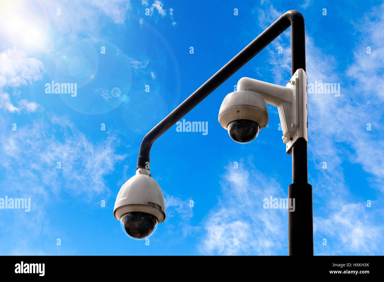 Outdoor-Straße Überwachungskameras mit blauem Himmelshintergrund und Objektiv Fackel vor der Sonne. Kopieren Sie Raum. Stockfoto