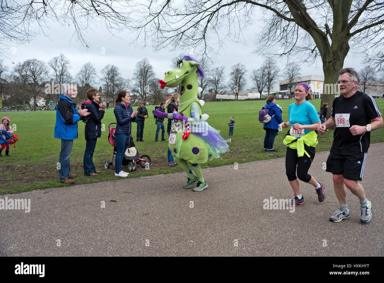 Läufer passieren The Quarry Park in Shrewsbury 10k Rennen, März 2017 Stockfoto