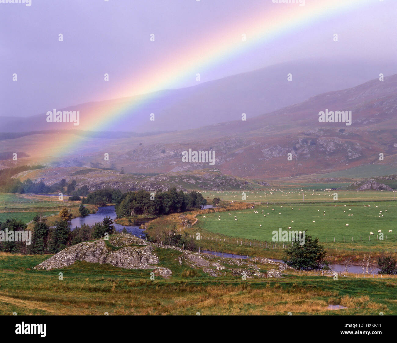 Flusslandschaft mit Regenbogen, Highland, Schottland, Vereinigtes Königreich Stockfoto