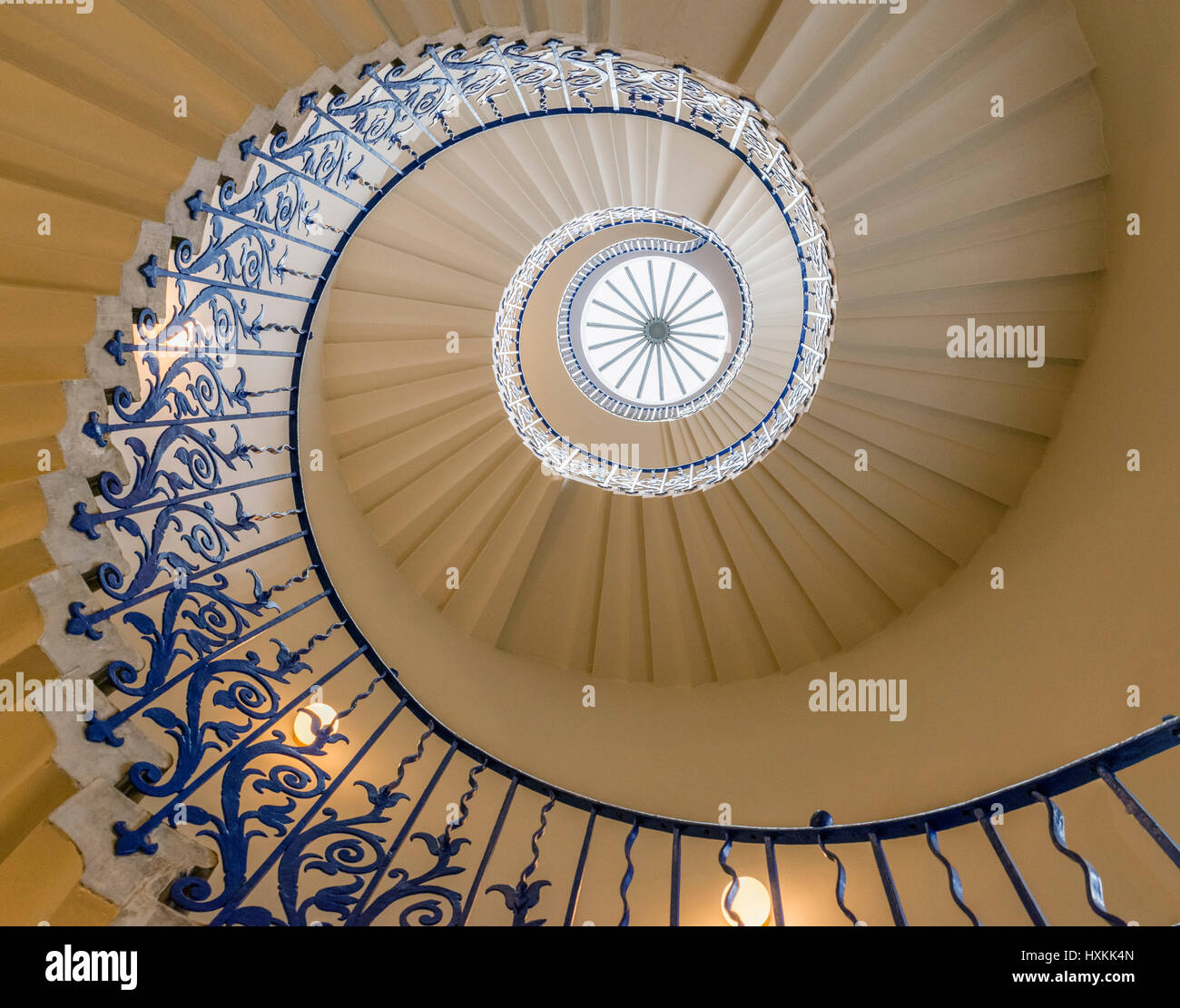 Die Tulpe-Treppe in Queens House, Greenwich, London, England, UK. Die Treppen sind die ersten zentral nicht unterstützte spiralförmige Treppe in England gebaut. Stockfoto