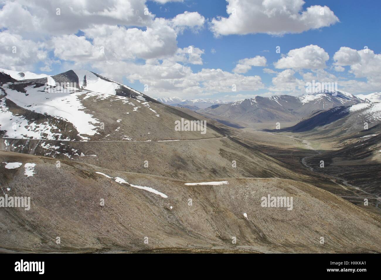 Ein Blick auf die Zufahrt durch die umliegenden Täler, die zweite höchste befahrbare Pass der Welt. Stockfoto