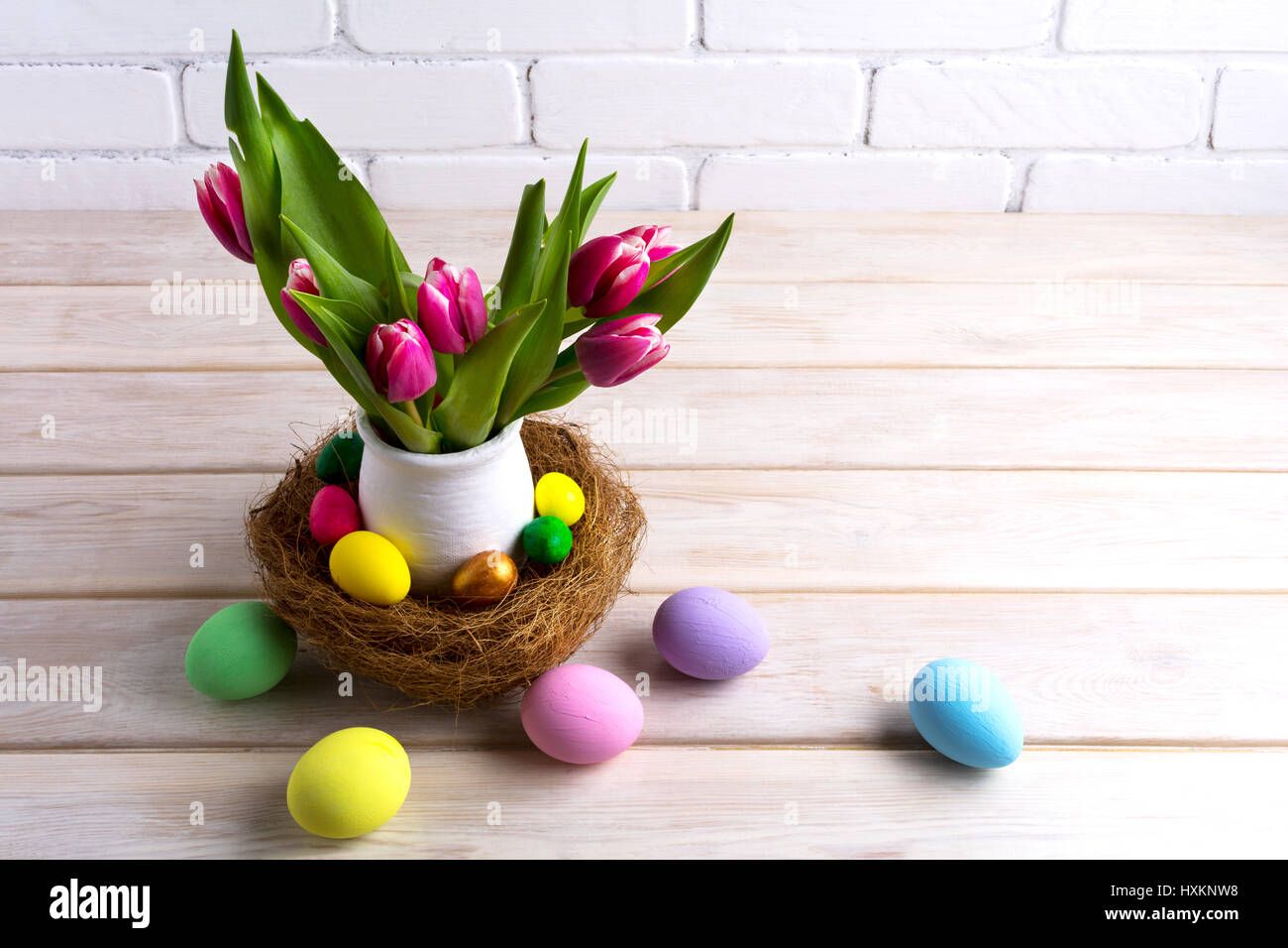 Ostern-Tafelaufsatz mit Pastellfarben Hand bemalten Eiern im Nest. Glückliches Ostern Grußkarte. Kopieren Sie Raum. Stockfoto