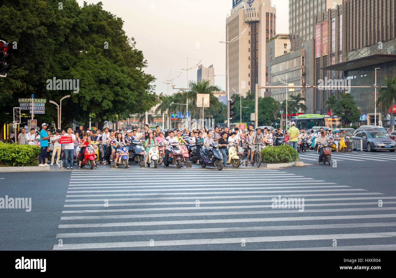 GUANGZHOU, CHINA - 19. September 2016: Belebten Straße von Guangzhou mit Menschen auf Motorrädern im Stau Stockfoto