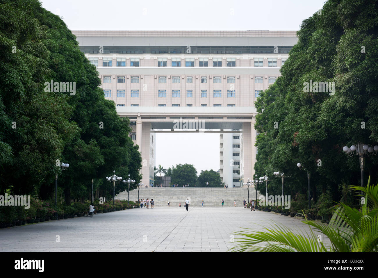 NANNING, CHINA - 20. September 2016: Guangxi Universitätsgebäude Eingang mit Studenten, die an einem sonnigen Tag Stockfoto