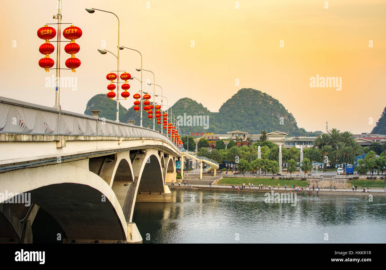 GUILIN, CHINA - 22. September 2016: Brücke über den Li-Fluss im zentralen Stadtgebiet mit chinesischen roten Laternen geschmückt Stockfoto