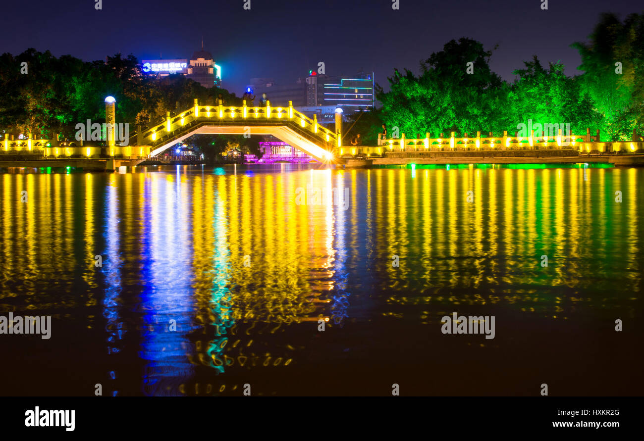 GUILIN, CHINA - 22. September 2016: Huizhou Jiuqu Brücke auf dem künstlichen See im Reisegebiet mit Touristen zu Fuß während der Nacht Stockfoto