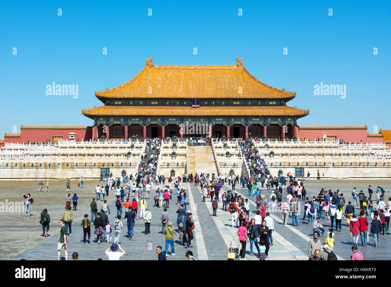 Peking, CHINA - 29. September 2016: Verbotene Stadt Kaiserpalast Plateau mit vielen Touristen, die an einem sonnigen Tag Stockfoto
