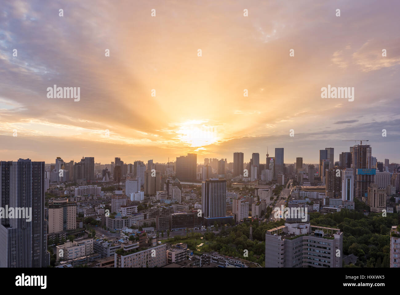 Chengdu, Provinz Sichuan, China - 27. Juli 2016: Skyline Luftbild bei Sonnenaufgang Stockfoto