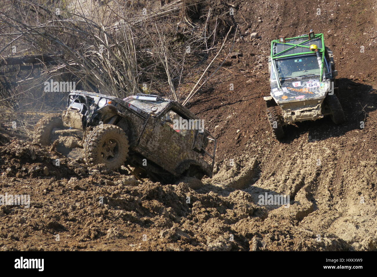 Der off road Auto erhält auf einer schlammigen Hügel stecken. Die off-road race 4x4-Antrieb Fahrzeuge in der Kiesgrube in Radovljica in Slowenien Stockfoto