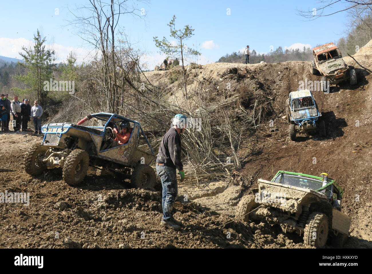 Der off road Auto erhält in einem Schlamm auf einem Hügel stecken. Rennen 4 x 4 Fahrzeuge in Radovljica Slowenien in Kiesgrube Stockfoto