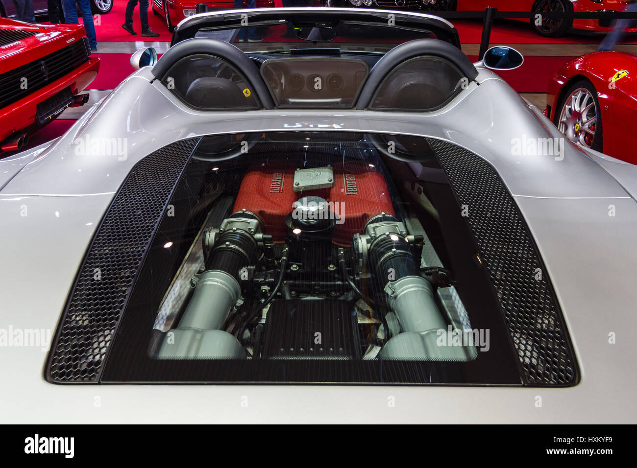 STUTTGART, Deutschland - 2. März 2017: Motorraum des Ferrari 360 Spider. Europas größte Oldtimer-Messe "RETRO CLASSICS" Stockfoto