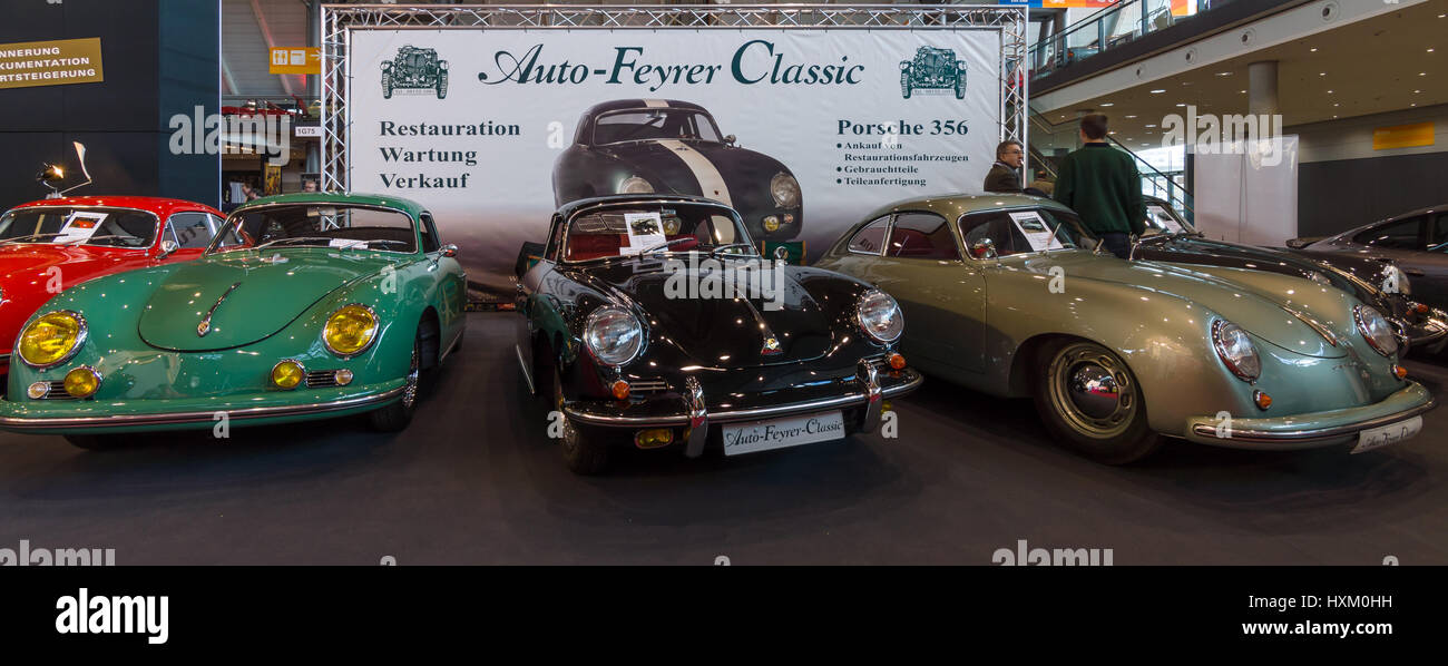 Verschiedene Modifikationen des Sportwagens Porsche 356 stehen in einer Reihe. Europas größte Oldtimer-Messe "RETRO CLASSICS" Stockfoto