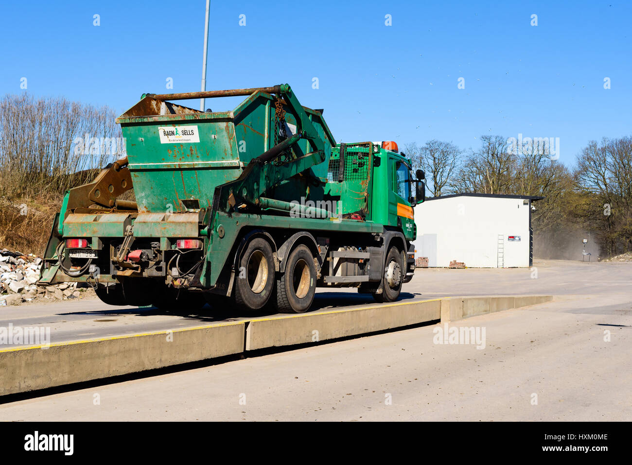 Ronneby, Schweden - 27. März 2017: Dokumentation der Abfallwirtschaft. Grünen Container LKW Scania P420 wird vor dem Eintritt in Ga auf eine LKW-Waage gewogen Stockfoto