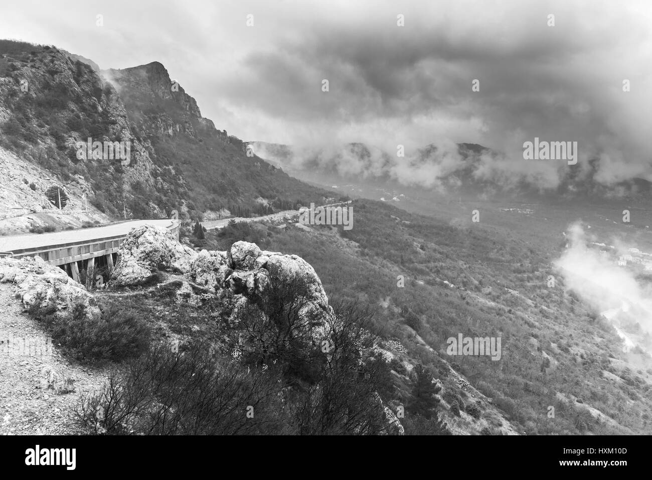 Halbinsel Krim, Schwarzes Meer. Schwarze und weiße Küstenlandschaft Laspi District neblig trüben Frühlingstag Stockfoto