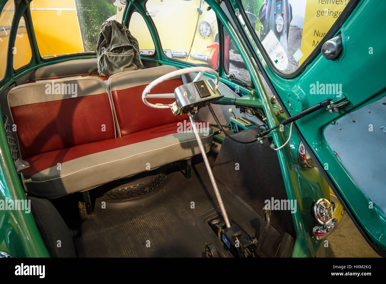 STUTTGART, Deutschland - 2. März 2017: Innere Microcar Heinkel Kabine (Trojan 200), 1956. Europas größte Oldtimer-Messe "Retro-Klasse Stockfoto