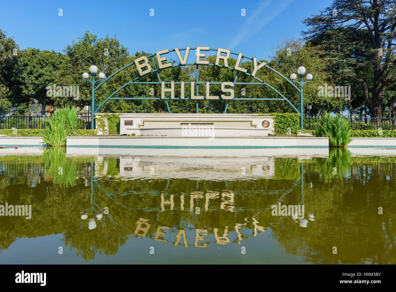 Beverly Hills, 24 MAR: Beverly Hills Schild mit Reflexion am 24. März 2017 an Beverly Gardens Park, Los Angeles, Kalifornien Stockfoto