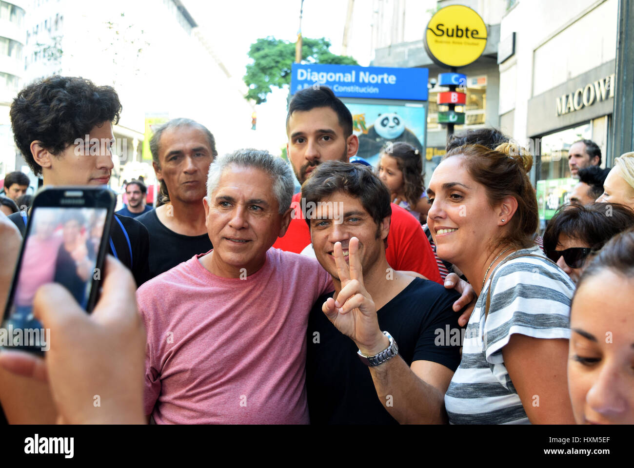 Buenos Aires, Argentinien - 24. März 2017: Axel Kicillof, National Stellvertreter von Buenos Aires, fotografiert mit der Öffentlichkeit während der Demonstrationen am Stockfoto