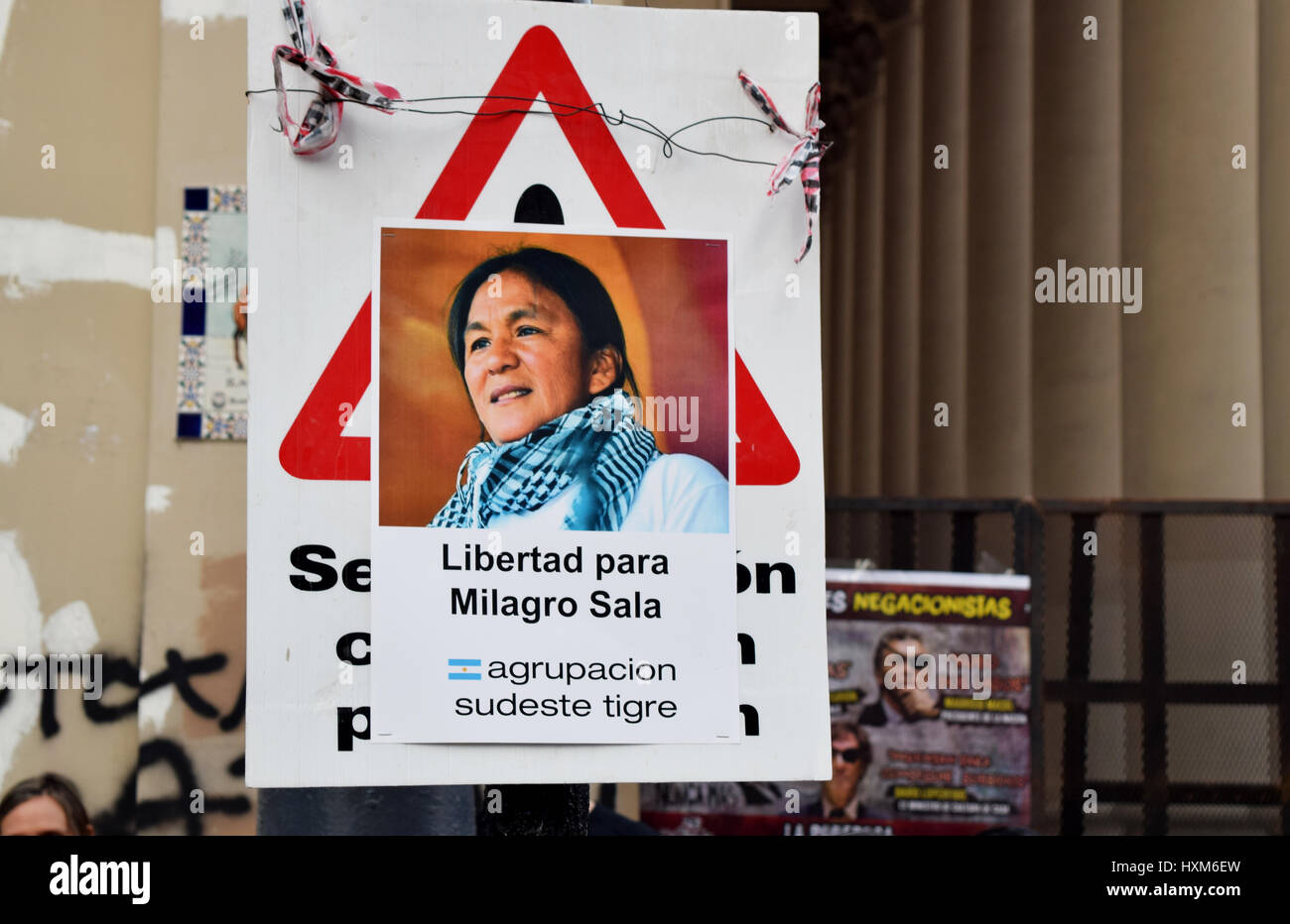 Buenos Aires, Argentinien - 24. März 2017: Ein Zeichen, das "Freie Milagro Sala", politischer Gefangener während der Demonstrationen auf der Anivesary von Arg liest Stockfoto