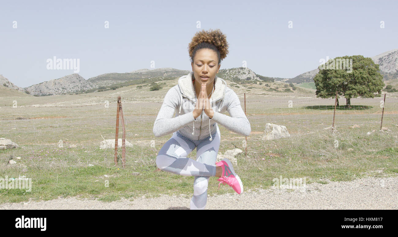 Frau in der Natur meditieren Stockfoto