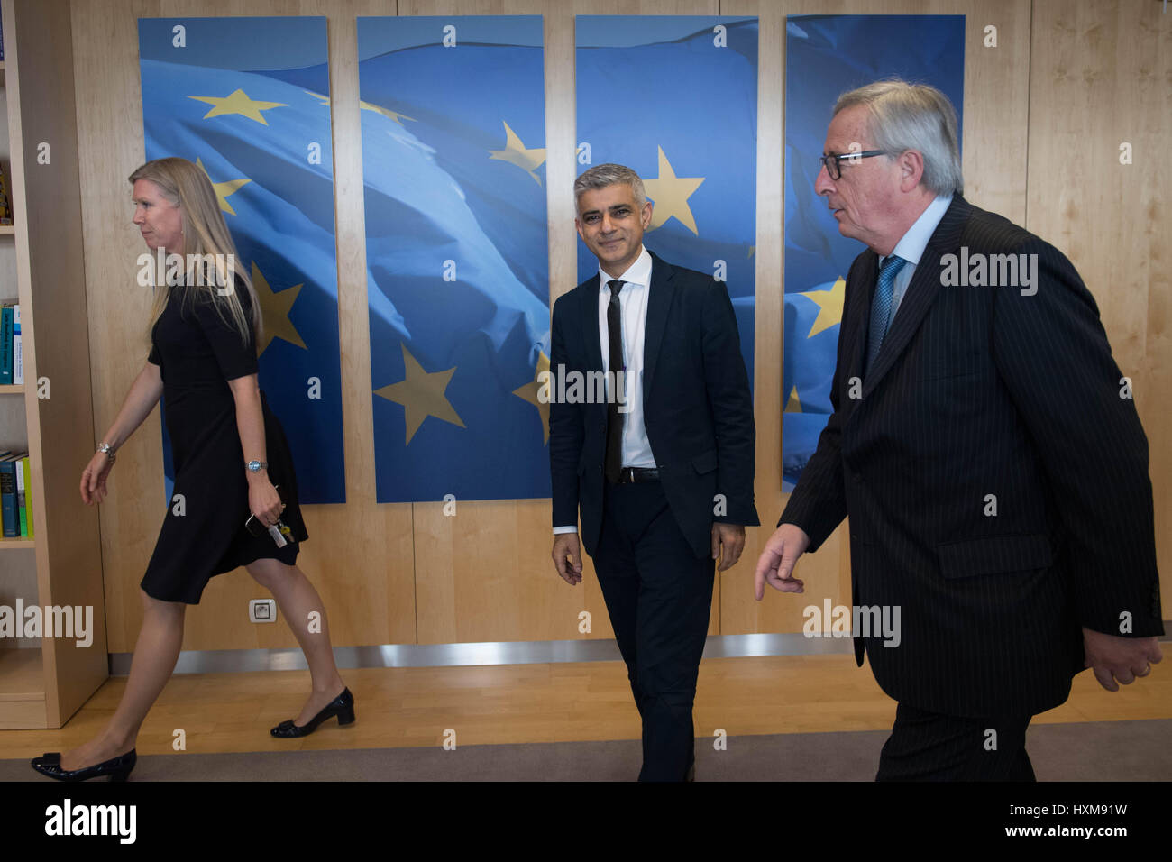 Bürgermeister von London Sadiq Khan trifft Jean-Claude Juncker, Präsident der Europäischen Kommission bei der Europäischen Kommission in Brüssel bei der Bürgermeister dreitägigen Besuch in Paris und Brüssel, wo er treffen wird EU-Politiker und Beamte zu reden Austritt und die jüngsten Terror, Angriff in London. Stockfoto