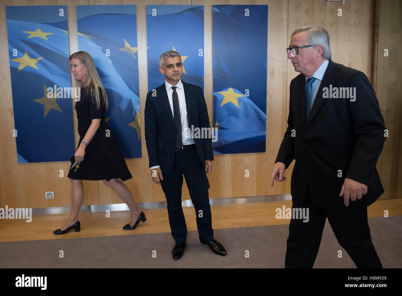 Bürgermeister von London Sadiq Khan trifft Jean-Claude Juncker, Präsident der Europäischen Kommission bei der Europäischen Kommission in Brüssel bei der Bürgermeister dreitägigen Besuch in Paris und Brüssel, wo er treffen wird EU-Politiker und Beamte zu reden Austritt und die jüngsten Terror, Angriff in London. Stockfoto